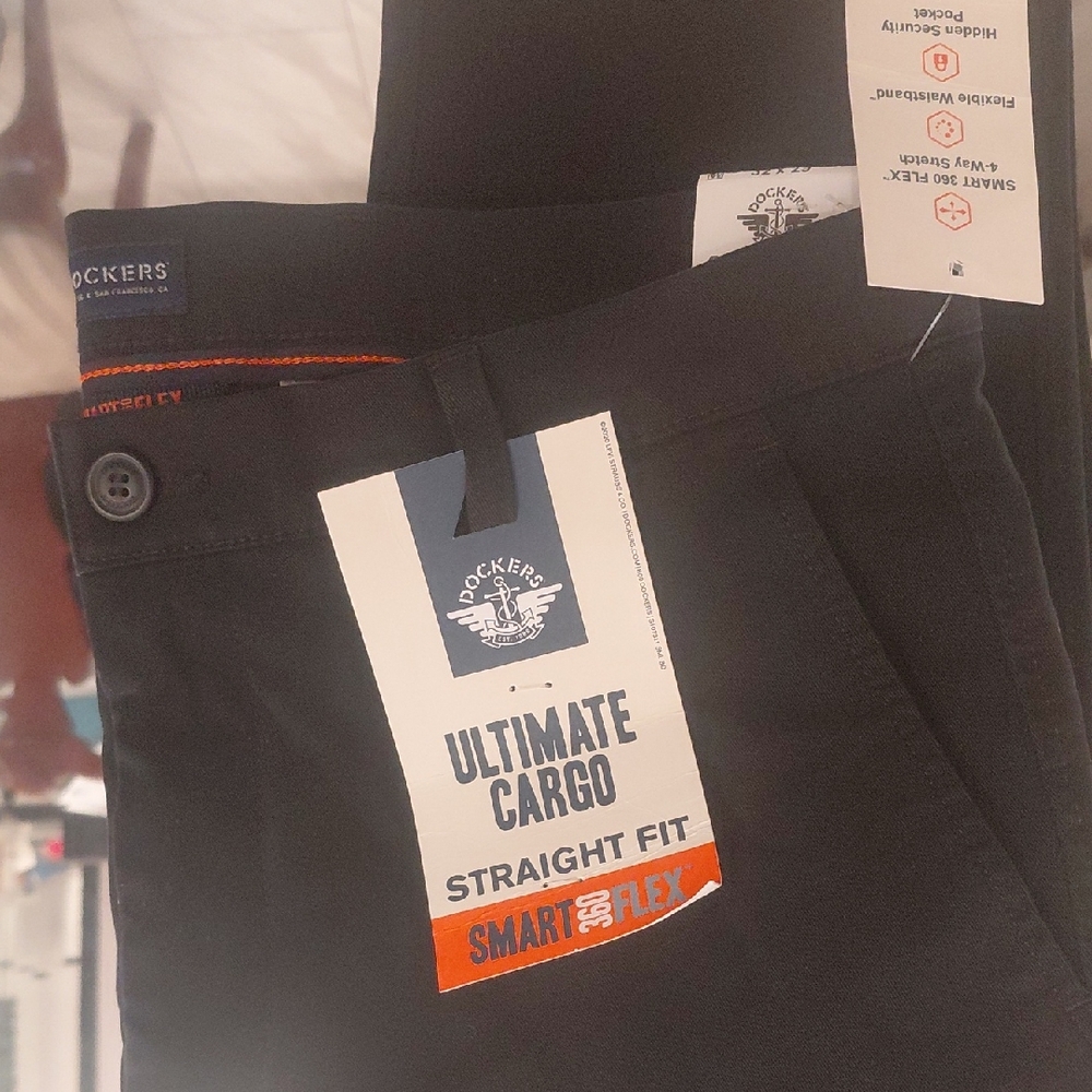 Dockers Ultimate Cargo Straight Fit Smart Flex.  Black 32x29